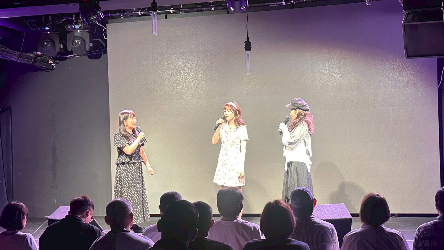 ステージと照明で演出が可能なミスコン会場
