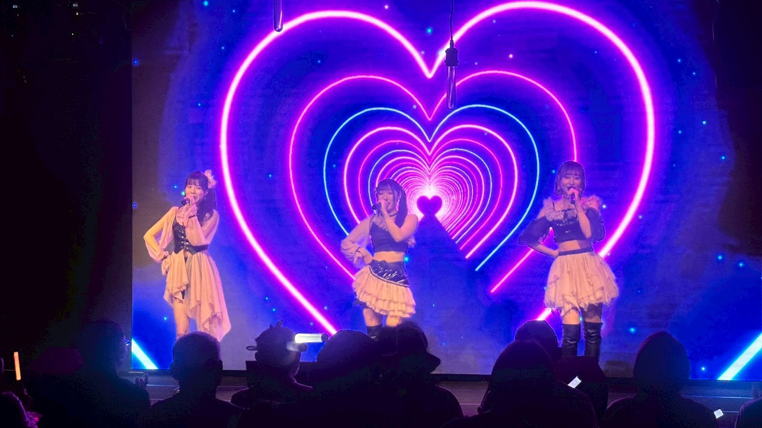 広いステージがあるイベントスペース
