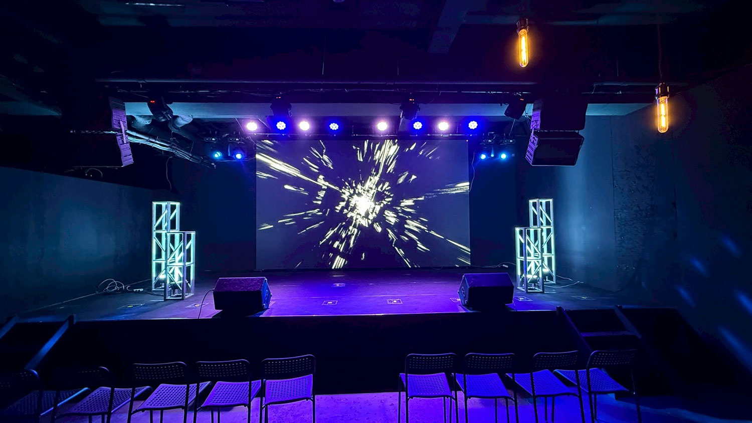 プロ仕様の音響・照明でカラオケ大会ができる